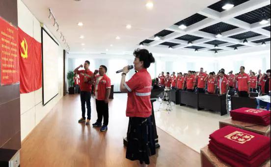 在黨旗下宣誓！