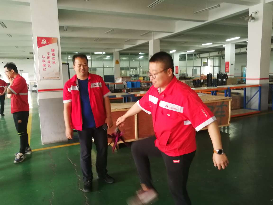 踢毽子.jpg 踢毽子.jpg